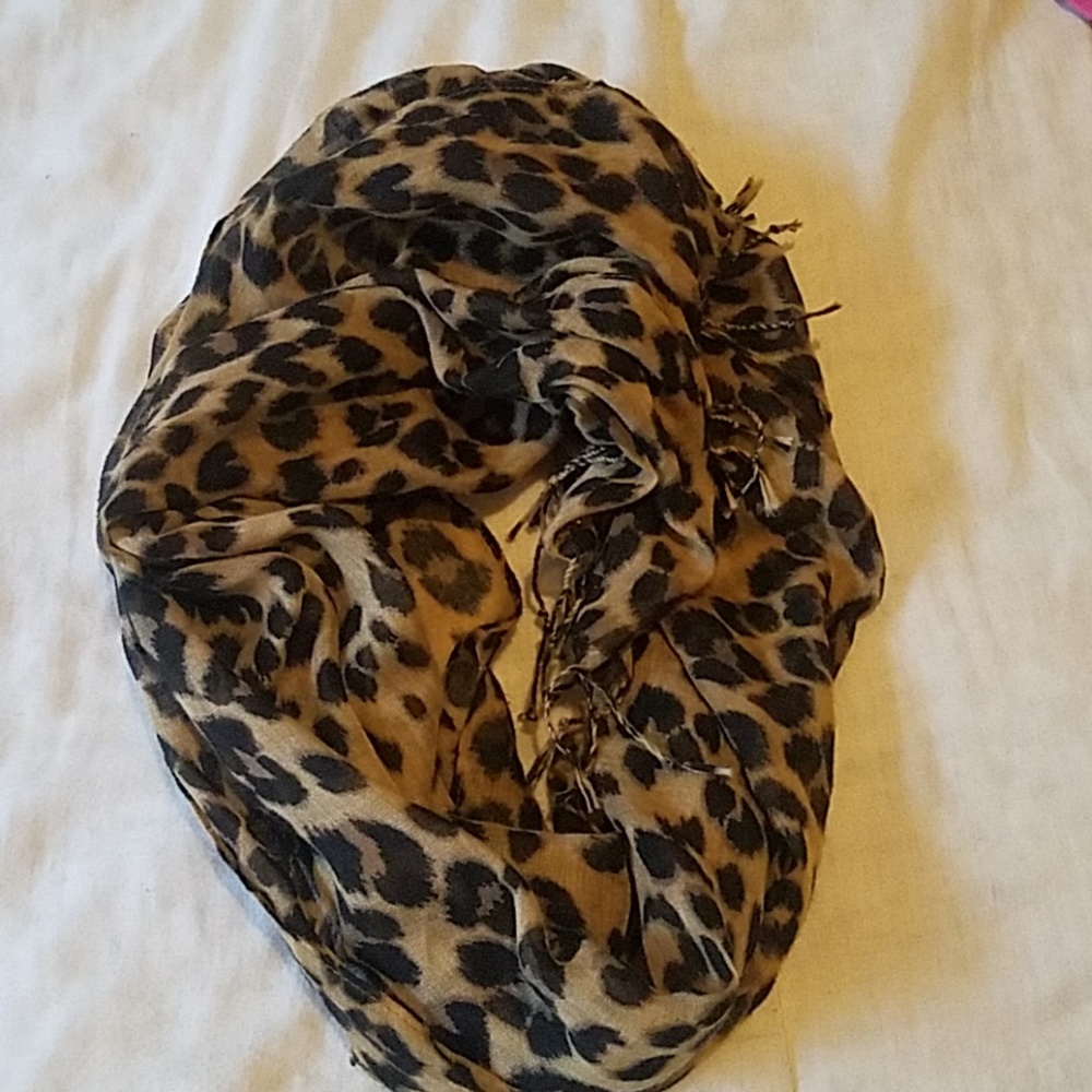 Girls lightweight 🐆 leopard print scarf